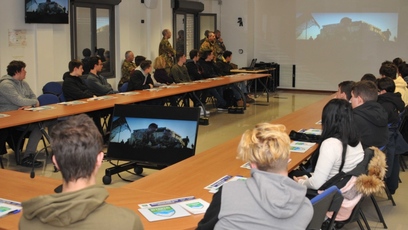3 visita istituto galilei   gli alunni seguono un briefing sulla bosnia