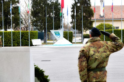 6. soldato sul piazzale dell'alzabandiera dedicato al s.ten. pezzulo scomparso in afghanistan 