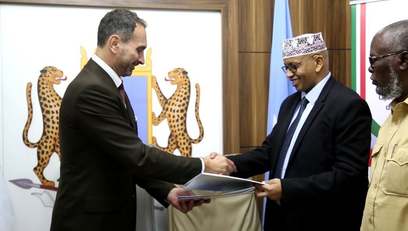 2. l'ambasciatore d'italia presso la repubblica federale di somalia all'atto della firma della lettera d'intenti tra l'ambasaciata e il ministero dell'informazione somalo per l promozione della cultura italiana