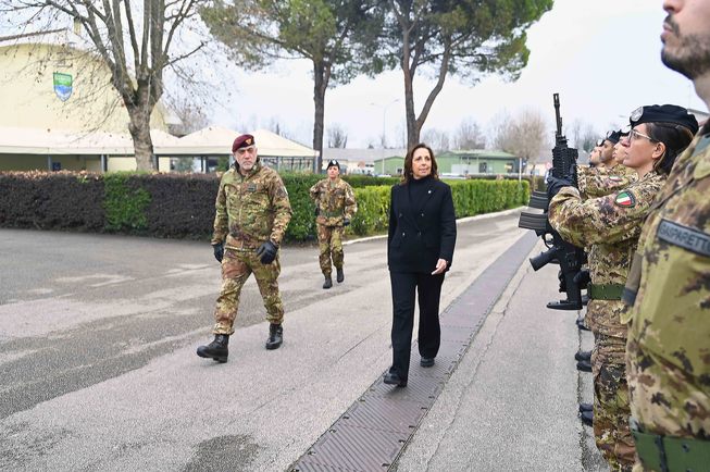 1. resa degli onori al sottosegretario di stato alla difesa
