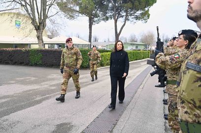 1. resa degli onori al sottosegretario di stato alla difesa