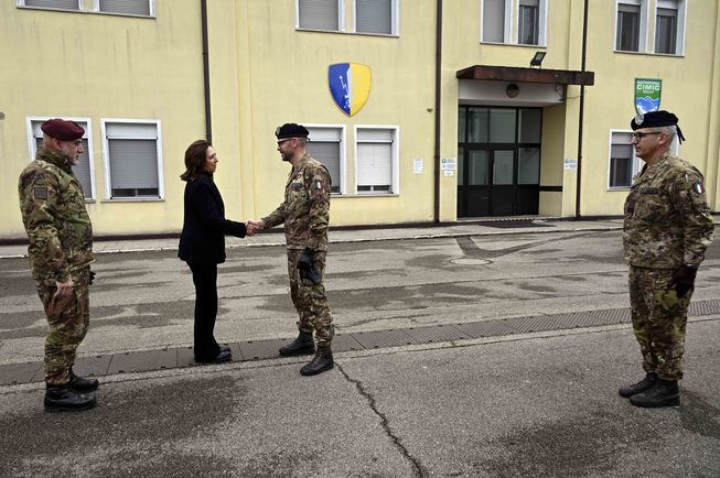 5. il comandante del mncg accoglie il sottosegretario di stato alla difesa