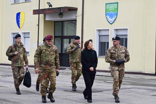 6. il sottosegretario di stato alla difesa accompagnato dal comandante durante la visita alla caserma