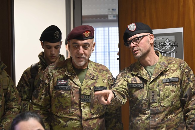 7. il comandante del mncg illustra al generale le attivit%c3%a0 del reparto durante la visita istituzionale