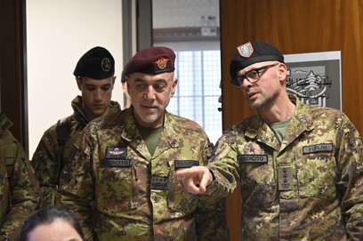 7. il comandante del mncg illustra al generale le attivit%c3%a0 del reparto durante la visita istituzionale